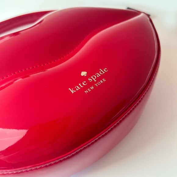 ♠️Kate Spade 3D Lip 💋 Mwah Valentine Chain Crossbody Bag, Canided Cherry Red - Picture 4 of 9